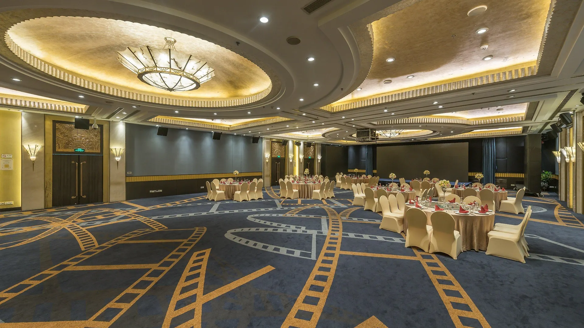 Crowne Plaza Shanghai By Ihg 5*,  Chiny