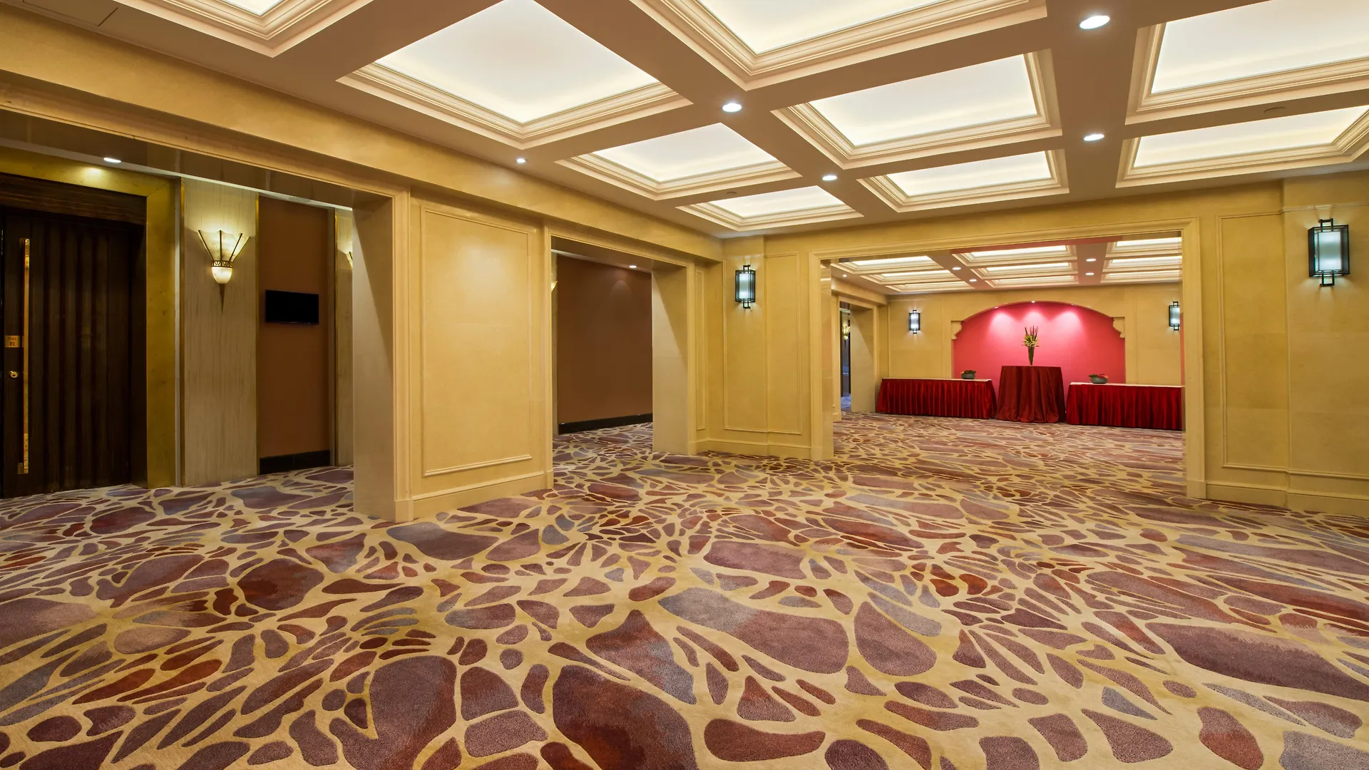 Crowne Plaza Shanghai By Ihg 5*,  Chiny