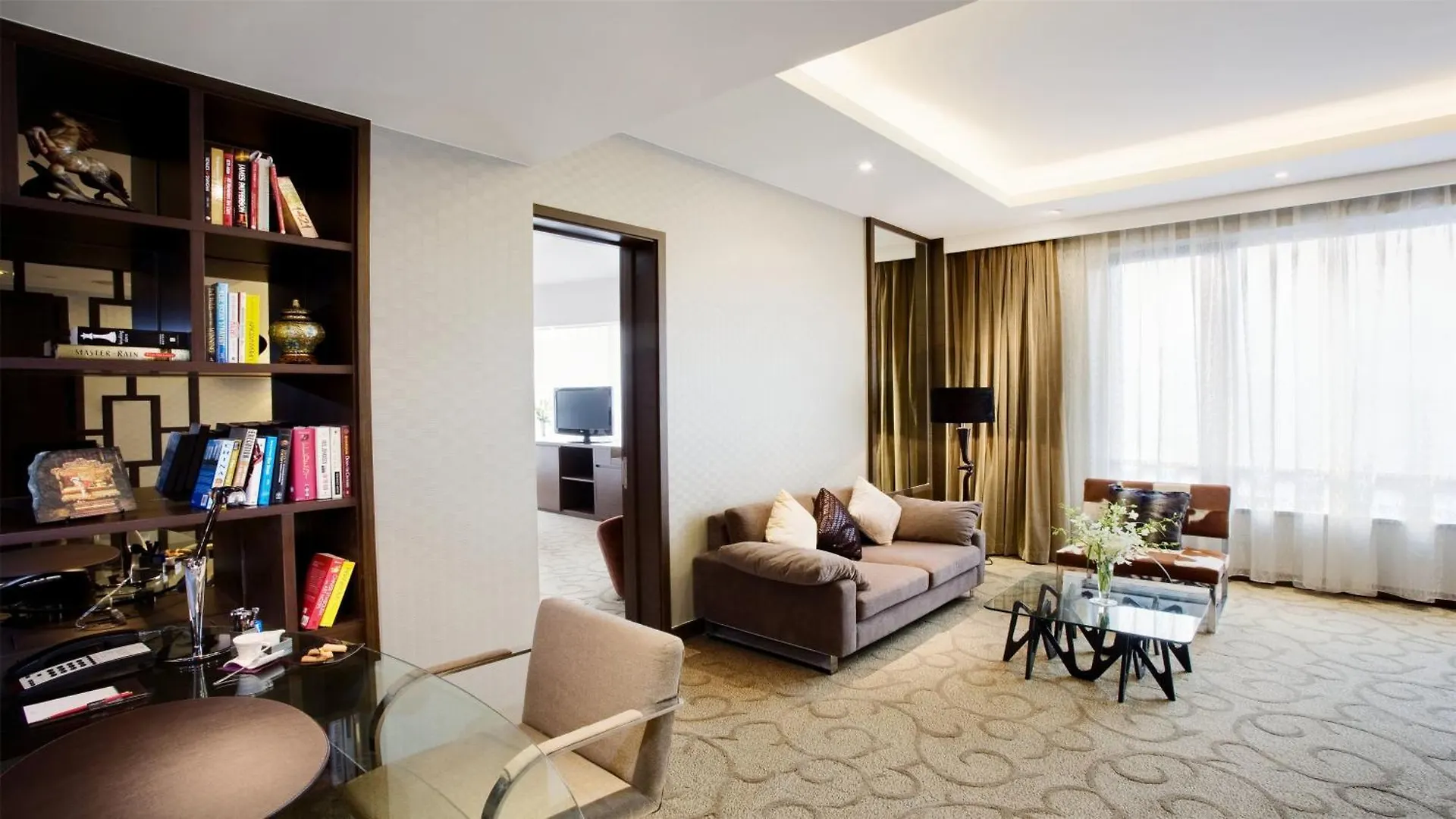 Crowne Plaza Shanghai By Ihg 5*,