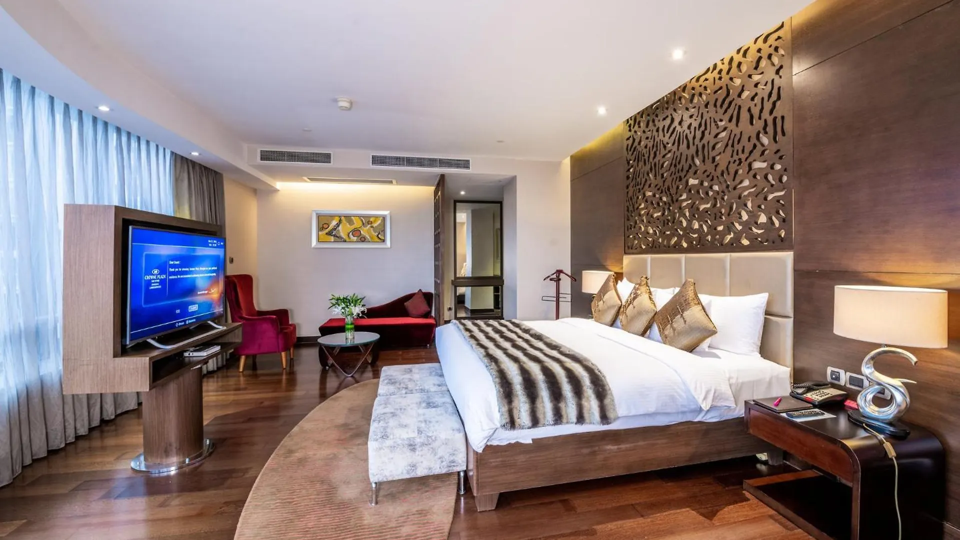 Crowne Plaza Shanghai By Ihg 5*,