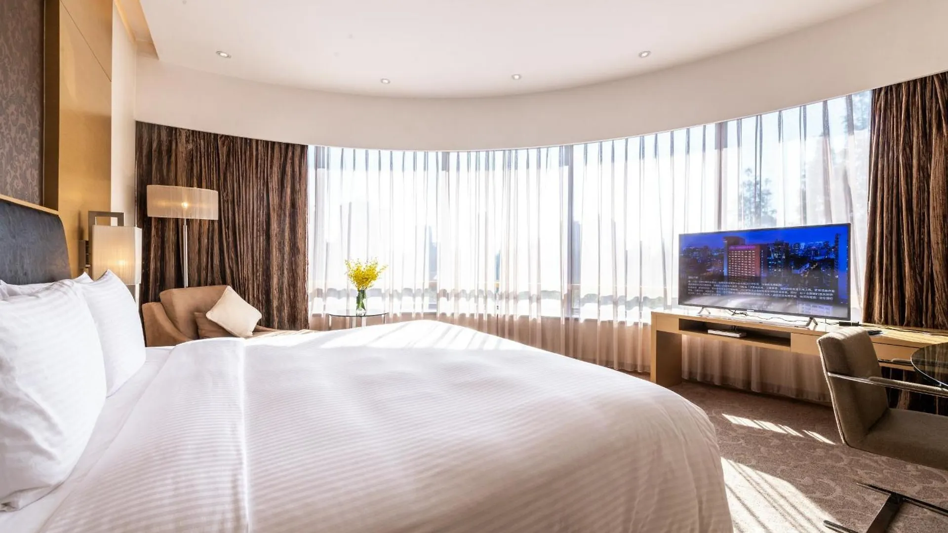 Crowne Plaza Shanghai By Ihg 5*,