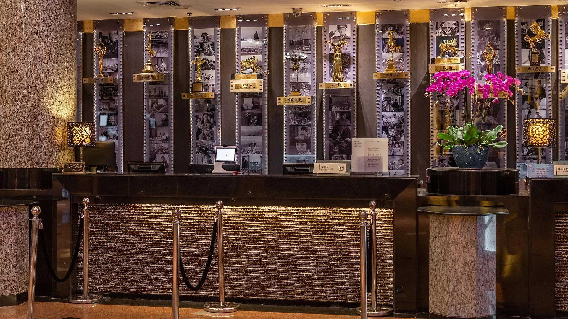 Crowne Plaza Shanghai By Ihg 5*,
