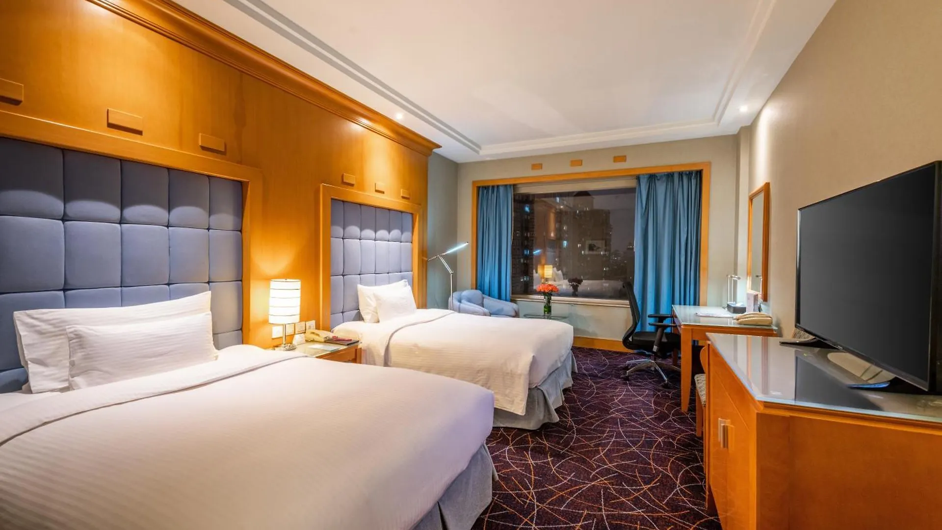 Crowne Plaza Shanghai By Ihg 5*,